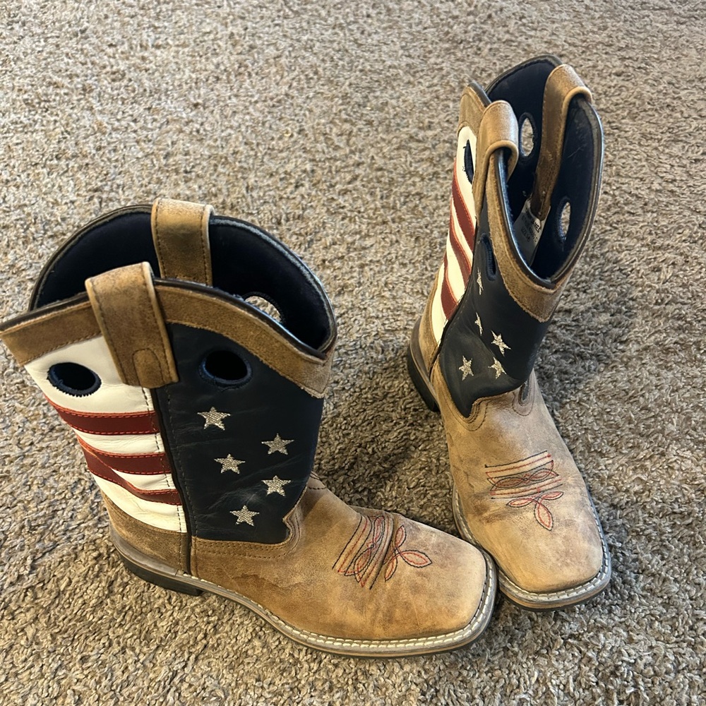 Kids Cody James boots size 3